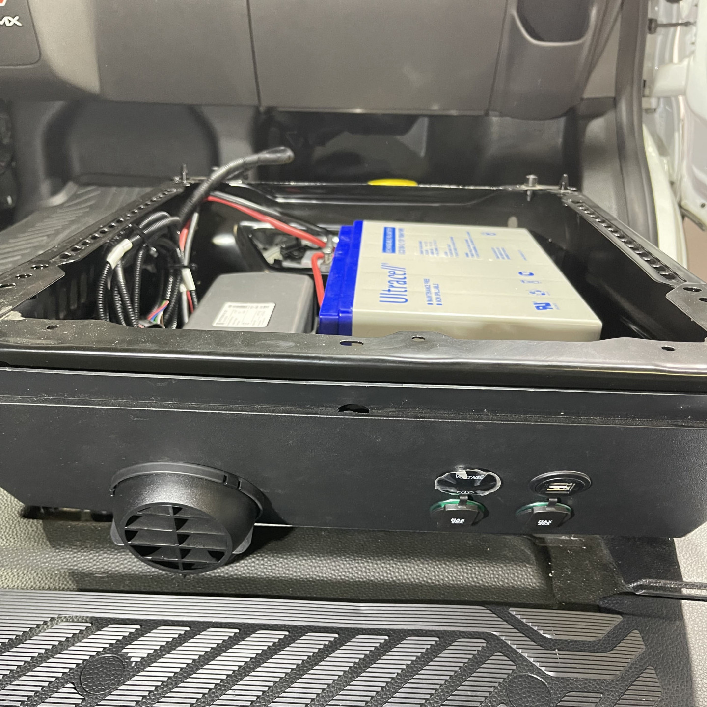 foto Segunda batería Ultracell debajo del asiento del pasajero