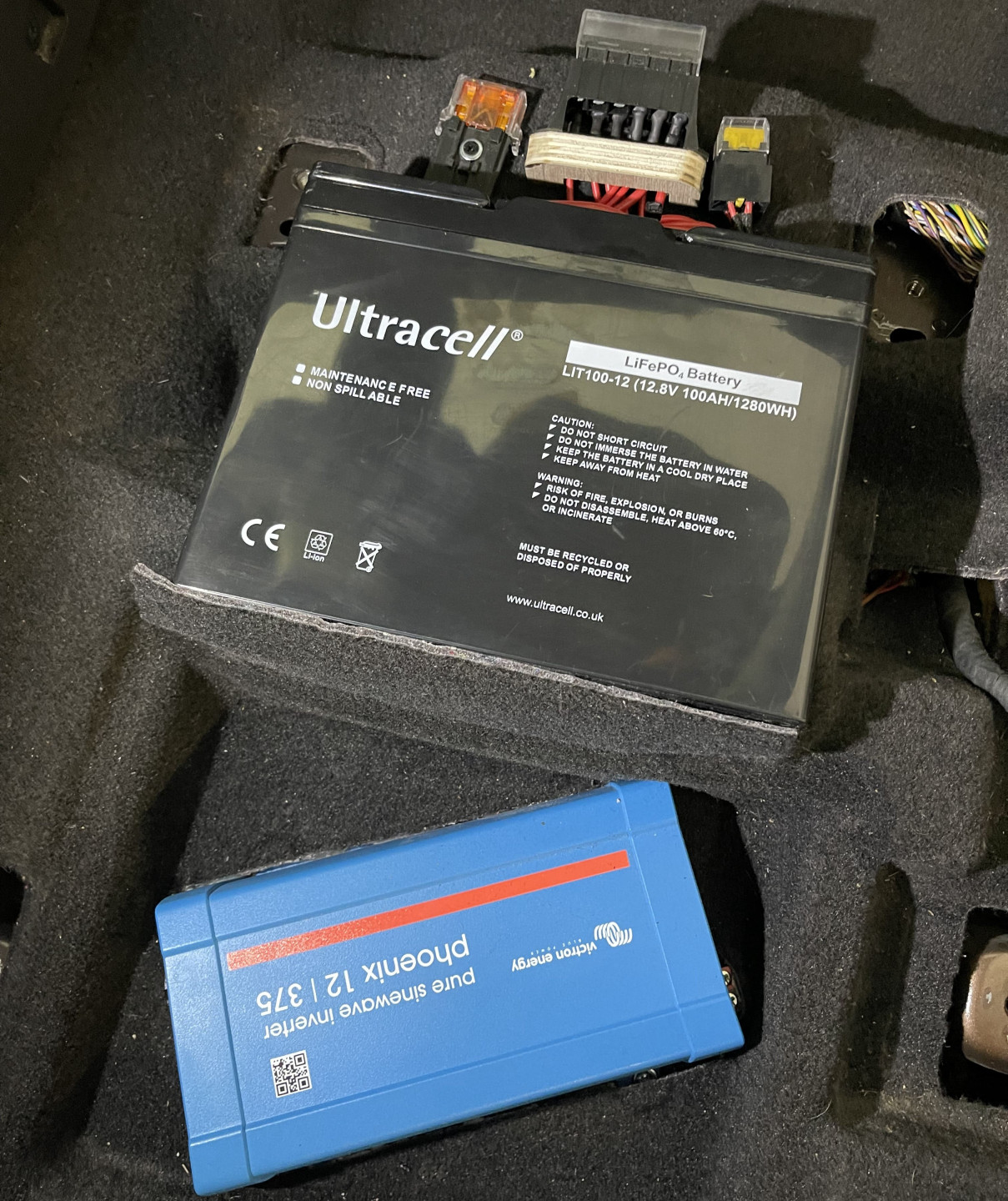 Batterie auxiliaire Lithuium Ultracell sous le siège passager et inversor Phoenix