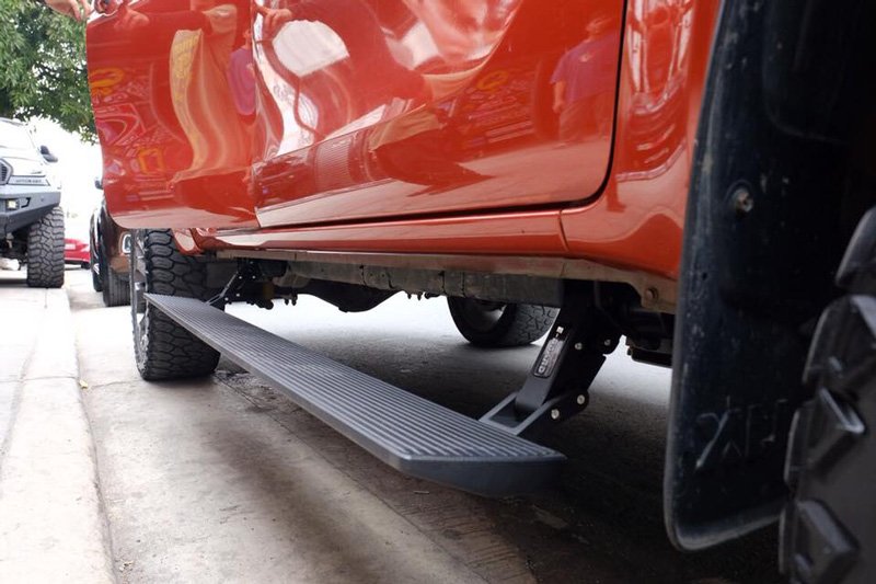Marchepieds électriques T-MAX E-BOARD pour Toyota Hilux 2016-2026 Double Cabine