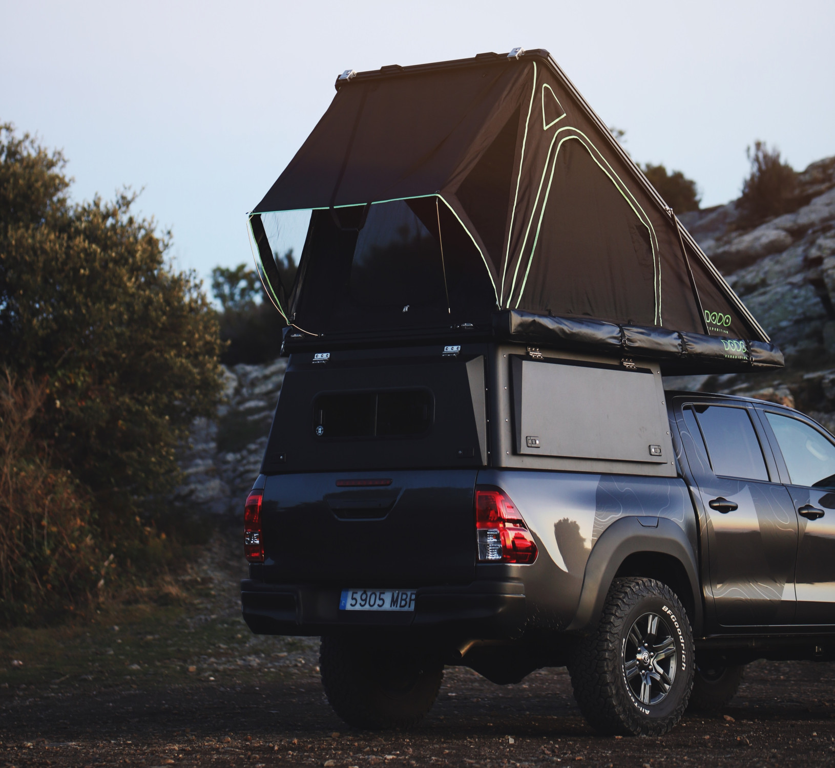 Aluminum canopy camper for pick-up